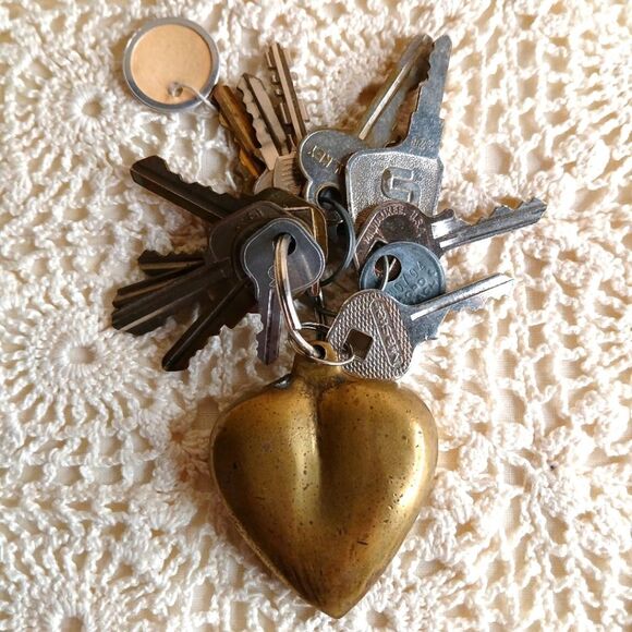 Vintage Brass Heart Shaped 2.5 inch Key‎ Chain with 13 Keys - Picture 1 of 15